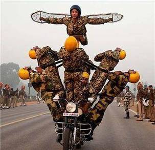印度国度阅兵为什么喜欢使用摩托车:因为它展现了印度的国粹_表演