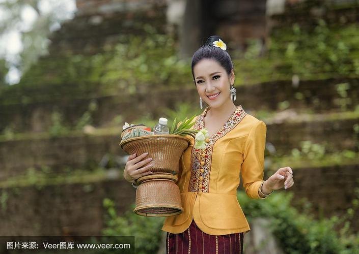 穿着老挝服装的漂亮女孩