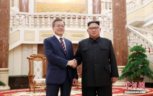 资料图:韩国总统文在寅与朝鲜最高领导人金正恩.