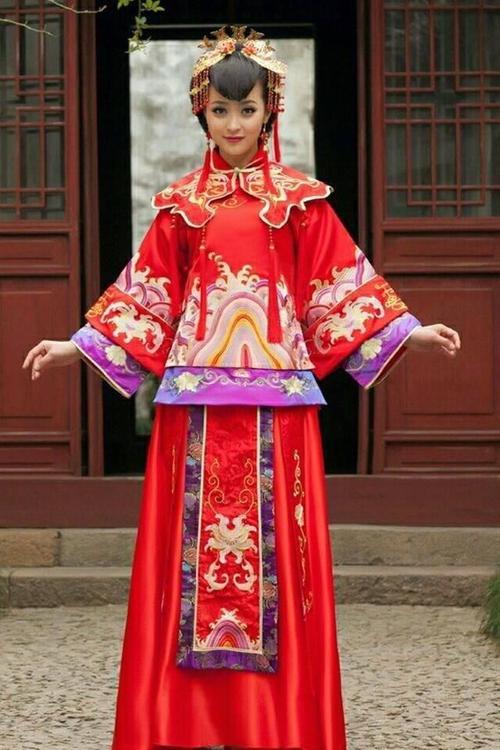 中国古代女子出嫁穿的凤冠霞帔,就差个红盖头了!真的是美翻了