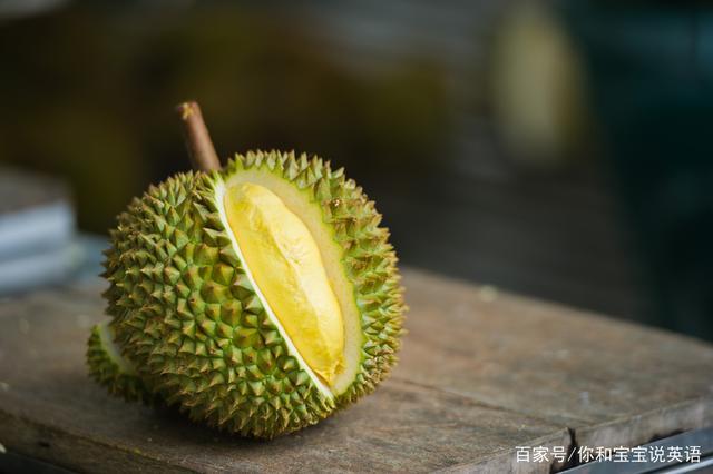 a durian is prickly. 榴莲是扎手的.