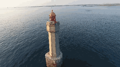 世界上最危险的灯塔名叫la jument,位于法国布列塔尼海岸线外阿申特岛