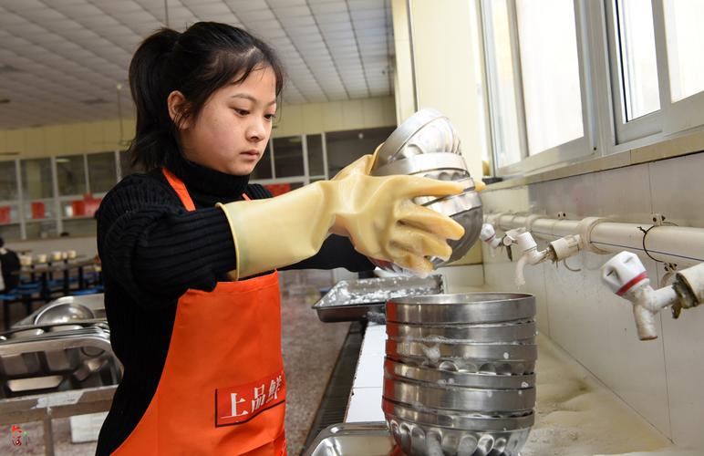 15岁女孩学校食堂勤工俭学,洗碗刷盘子样样都干,只为攒钱救弟弟