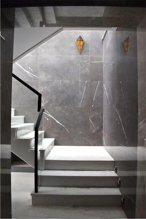 270㎡现代风格复式楼,灰色石材的设计,大理石赋予轻奢味道!_楼梯