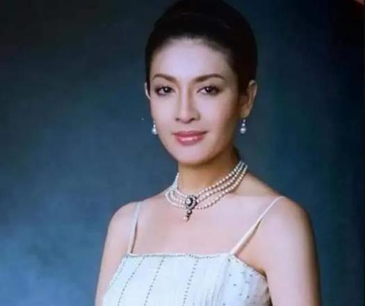 西拉米:泰国最美王妃,43岁却被削发为尼,面见儿子都要俯首跪拜