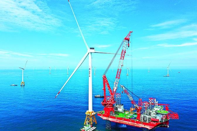  6月28日拍摄的全球首台 16 兆瓦海上风电机组吊装现场.