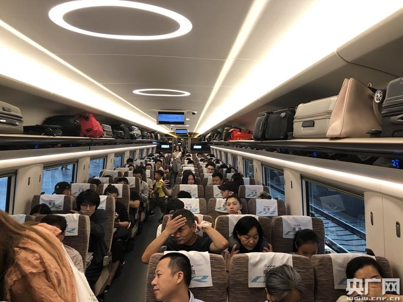 北京南至上海虹桥g1次列车车厢内(央广网记者 王晶 摄)