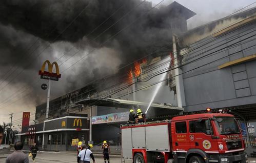 菲律宾一商场起火燃烧13小时 杜特尔特落泪