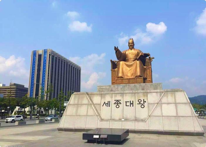 韩国首尔光化门广场中心,世宗大王铜像,高6.2米,宽4.
