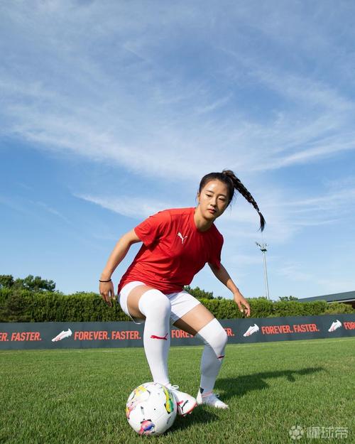 韩国女足国脚崔宥莉展示她的新球靴她会穿着这款球