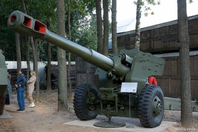 该型火炮是作为苏联炮兵的秘密武器,在列装部队后并没有立刻公开
