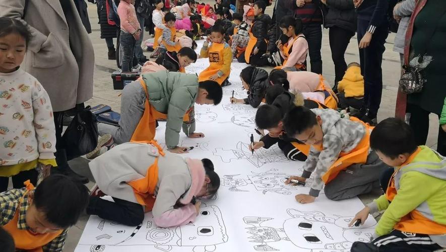 宣威市童心童绘共圆中国梦千人现场绘画活动