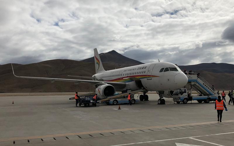 西藏航空空客a319型客机昌都邦达机场落地
