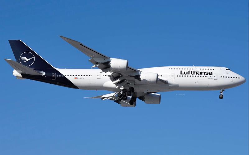 世上唯一的汉莎新涂装波音747-8 d-abya 落地pek跑道36r接冬奥运动员