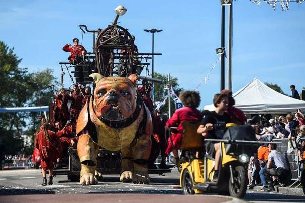 法国街头的巨型斗牛犬木偶