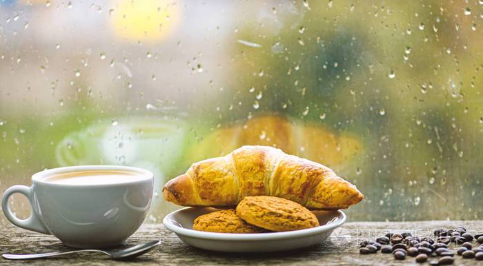 雨天喝咖啡下雨天喝咖啡的时间在窗台上的白色杯子或杯子里煮的新鲜