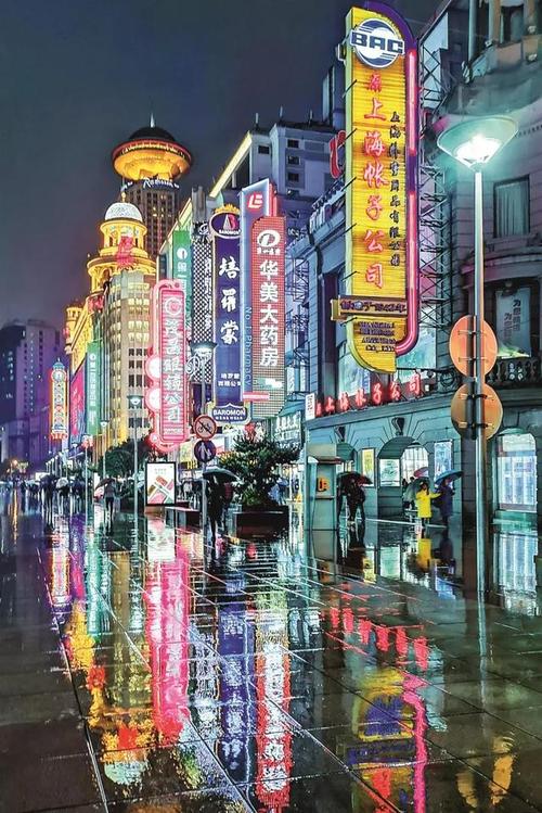 上海南京东路连片的霓虹灯.图/视觉中国