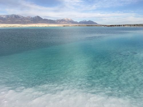 这里的一个一个湖水颜色呈现出各自独特的翡翠色.