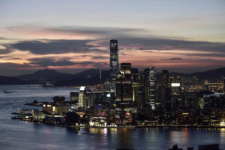 香港市民宝马山山顶欣赏落日美景