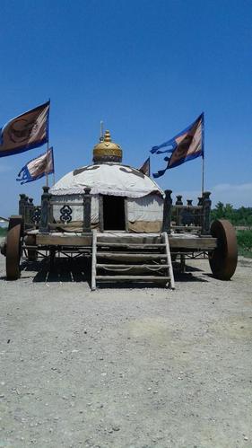 清城门口拍的清朝皇帝出行时的蒙古包车辇