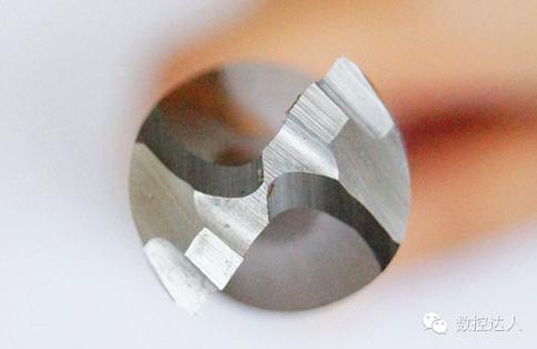 钻孔质量由于横刃磨窄,定心作用好;两个侧刃尖和圆弧刃对钻头均有稳定