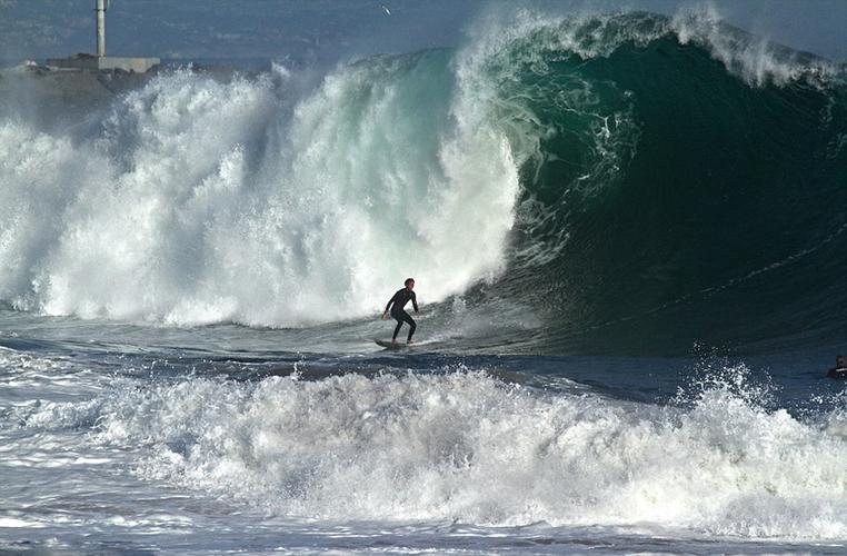 美冲浪者被巨浪抛出海面14米似演动作片
