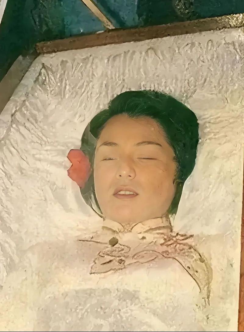 1985年,殡仪馆里放着翁美玲的遗体,身上的寿衣是自己穿上的,是拍古装