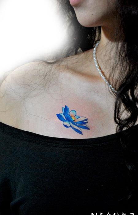 胸前的蓝色莲花纹身