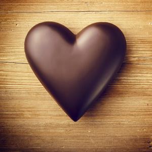季节性巧克力木制的背景上的心形巧克力照片