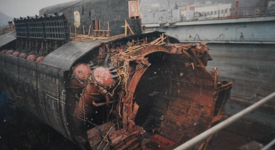 根据媒体的相关报道得知,库尔斯克号核潜艇在对彼得大帝巡洋舰进行