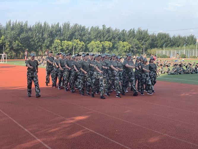 辽阳市第一高级中学圆满完成2020级高一学生军训会操表演