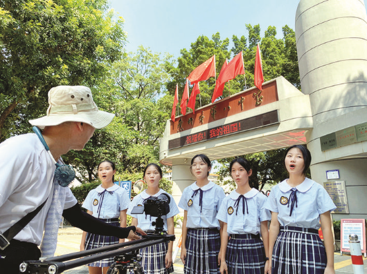 惠州市八中合唱团在校门口取景录制.
