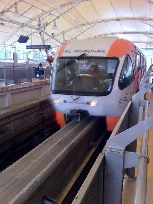 monorail,相当于北京的城铁,也就北京地铁的三四节车厢那么大吧,话说