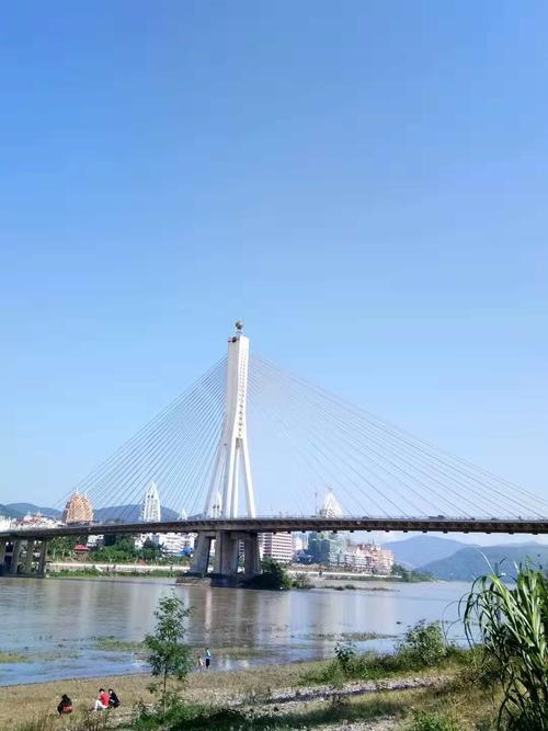 澜沧江穿越景洪市区,这是著名的西双版纳斜拉桥.