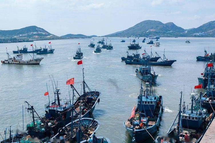 山东乳山:休渔期结束,700余艘渔船扬帆出海