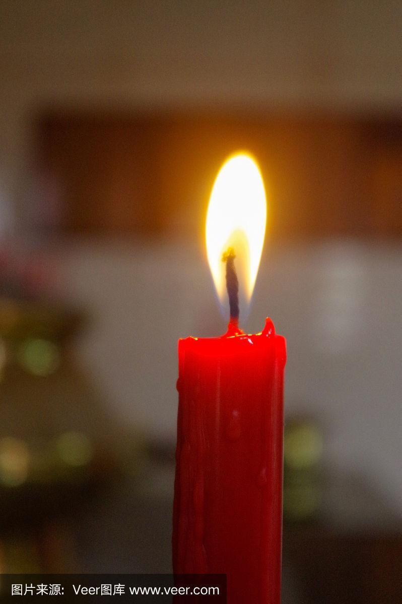 红色的燃烧,长长的蜡烛在佛教寺庙