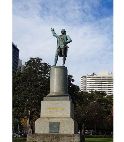 公园里矗立着1879年落成的库克船长的青铜铸像,雕像下方标写着"于1770