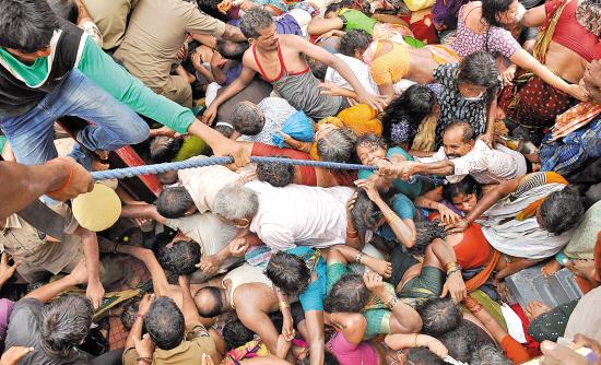 印度"圣浴"发生踩踏死27人   印度南部14日发生一起严重踩踏事件