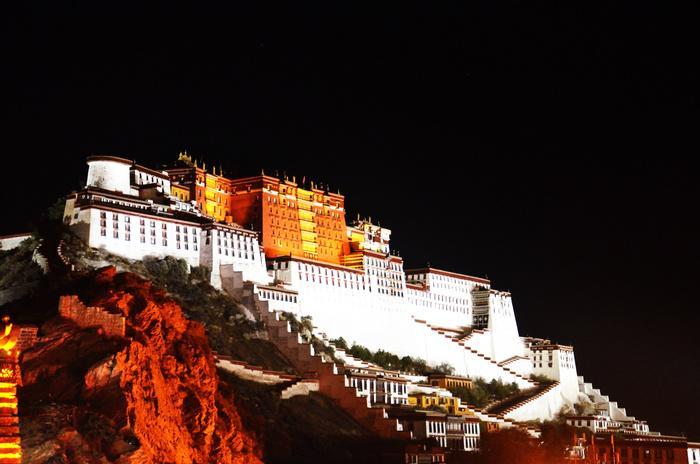 西藏拉萨夜景布达拉宫