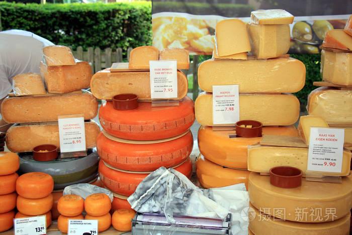 在标签上的文本荷兰语: 老裂解奶酪, 农民奶酪和奶酪从自己的奶牛