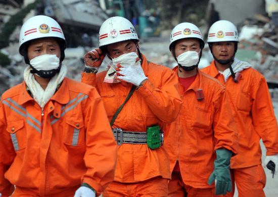 5月15日,来自山东省公安消防总队的救援人员在汶川县映秀镇街头救援.