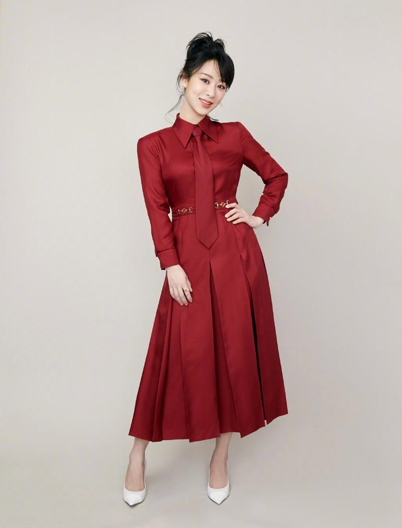 杨紫一身简洁优雅的红色系look,俏丽动人的gucci女孩.