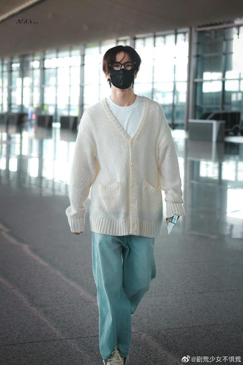 张凌赫出发延吉##张凌赫机场白色针织衫