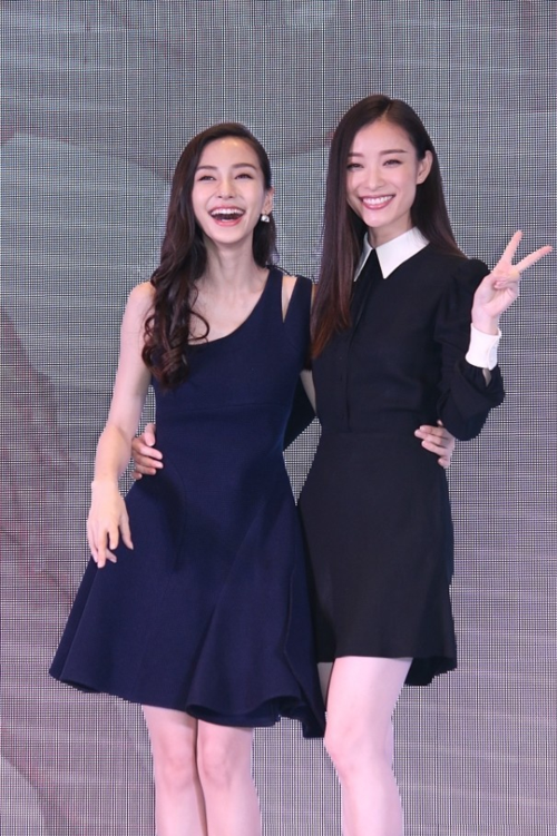 杨颖和倪妮真是一对好姐妹互相搂着腰拍照一同穿着黑裙好默契