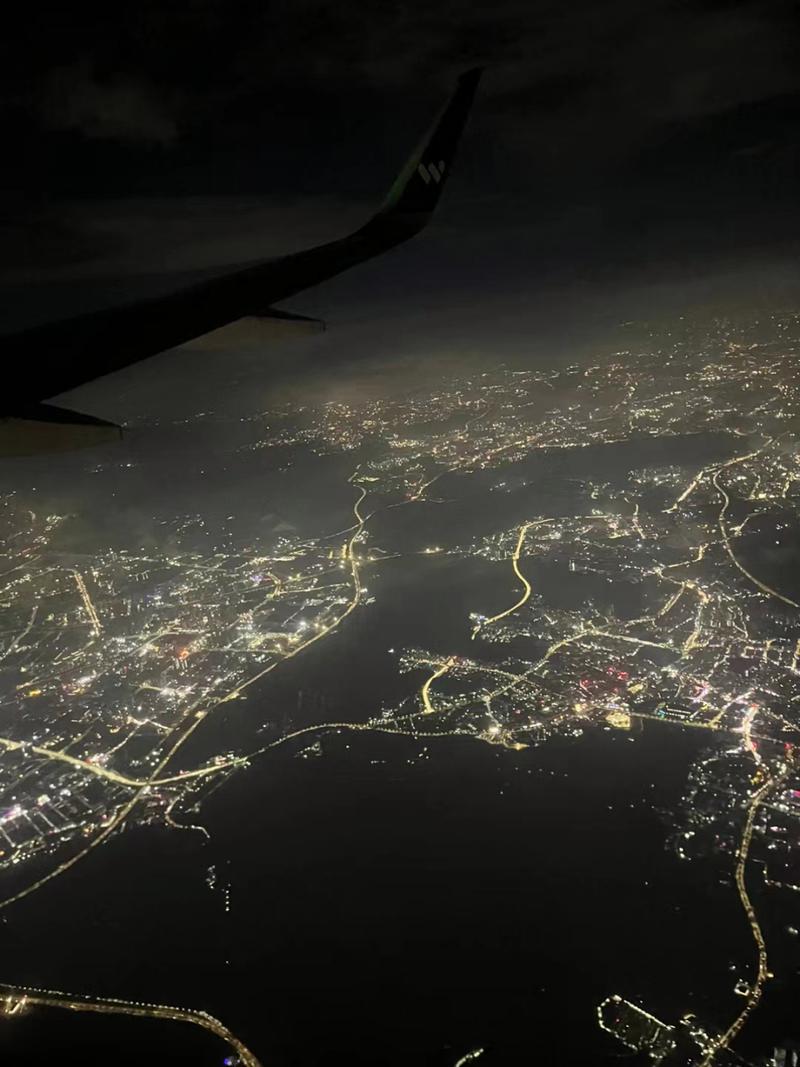 在飞机上看深圳的夜景,不得不说,这座城市确实很漂亮#深圳