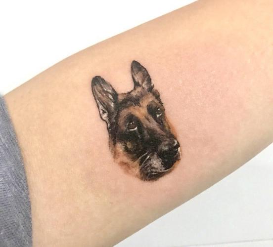 小狗纹身图案女生小臂上可爱的小狗纹身图案