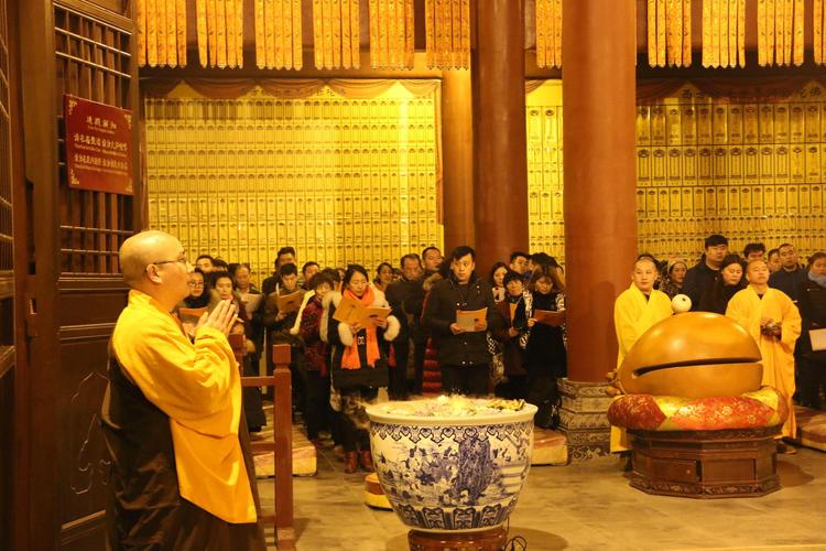 郑州:大观音寺举行元旦祈福法会,市民排队撞钟