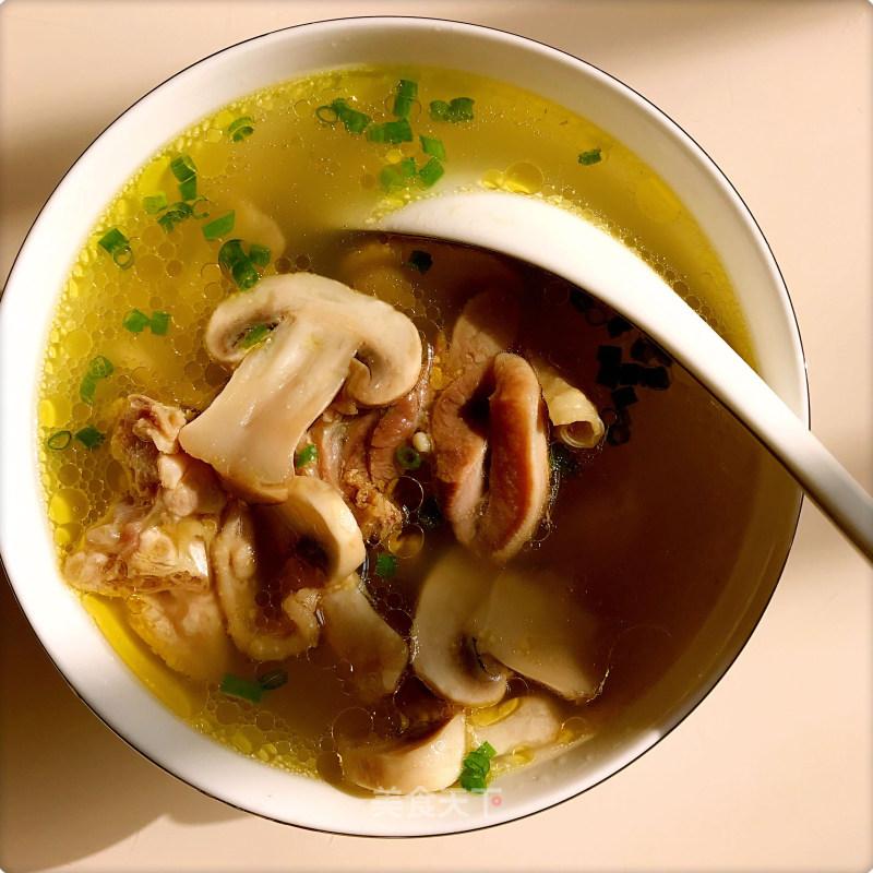 16,蘑菇汤的做法简单,而且营养健康又美味可口,大家不妨做来尝尝蘑菇