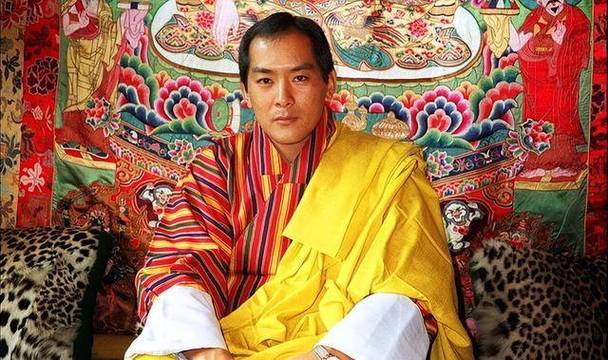 不丹最帅国王:17岁登基,娶同胞4姐妹生10个孩子,51岁退位享福