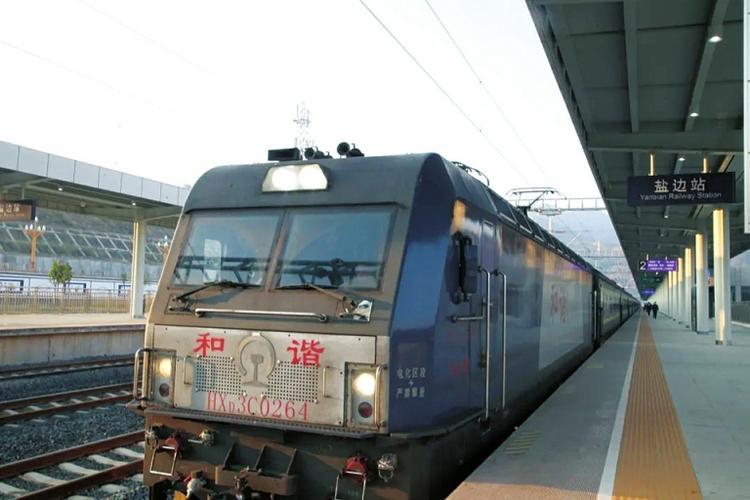 1月1日8:45,攀枝花南开往成都南的t8870次列车从盐边站驶出,这标志着